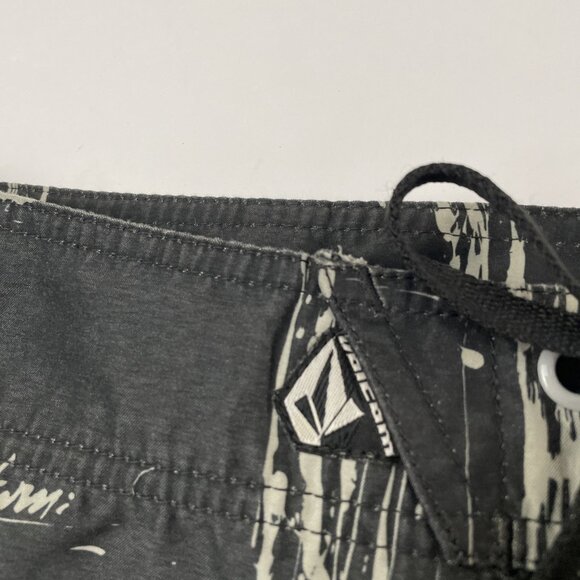 Volcom Board Shorts Men’s Size 32 Black Gray Surf Beach Summer Swim Trunks - Picture 8 of 12